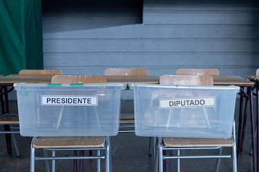 Candidatos votan en Chile y la ultraderecha pide unirse en balotaje contra comunista Jara