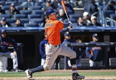 Correa pega cuadrangular en victoria de Astros sobre Yankees