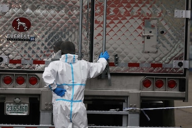 Hallan decenas de cadáveres descompuestos en camiones frente una funeraria de Nueva York