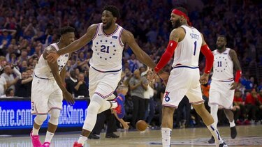Embiid y 76ers aplastan a Raptors y toman ventaja de 2-1