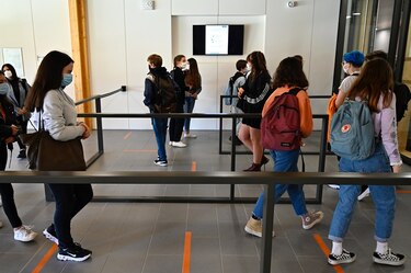 Estudiantes regresan a las escuelas en Europa y Wuhan tras seis meses caóticos por el coronavirus
