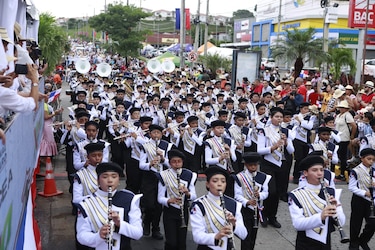 San Miguelito festeja la gesta heroica de independencia de España con colorido desfile