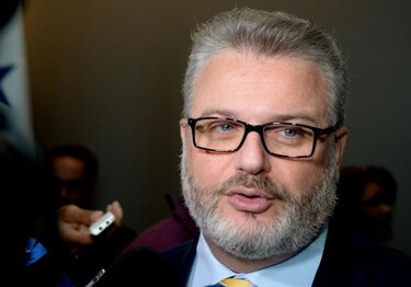 Renuncia cuñada del ministro de Gobierno Milton Henríquez