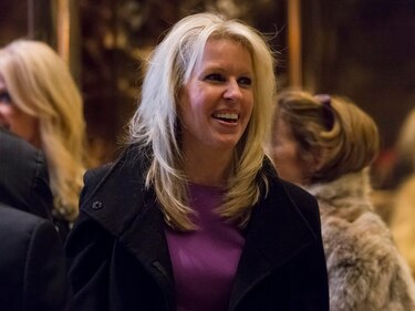 Trump nomina a otra colaboradora de Fox News como jefa de Protocolo