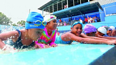 Diversión y aprendizaje en las piscinas de la capital