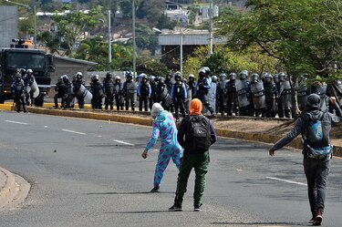 Policías reprimen a universitarios que protestan contra gobierno de Honduras