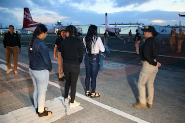 Deportan a 25 colombianos hacia Medellín; 3 mantenían antecedentes penales