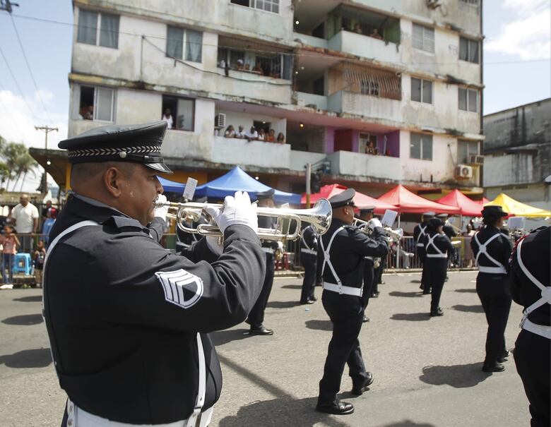 Desfiles del 5 de noviembre en Colón se desarrollan según lo programado