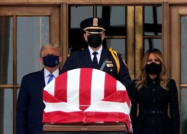 Abuchean a Trump en su visita a los restos de la jueza Ginsburg en la Corte Suprema