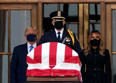 Abuchean a Trump en su visita a los restos de la jueza Ginsburg en la Corte Suprema