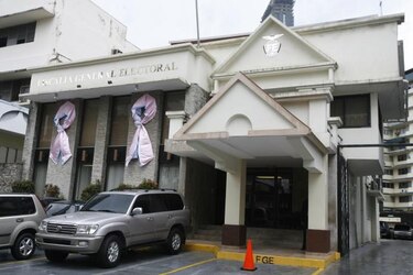 Observadores internacionales se reúnen con el fiscal electoral
