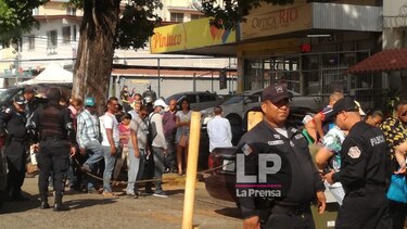 Ciudadanos ignoran medidas de prevención contra el coronavirus y acuden a agencias de la Lotería 