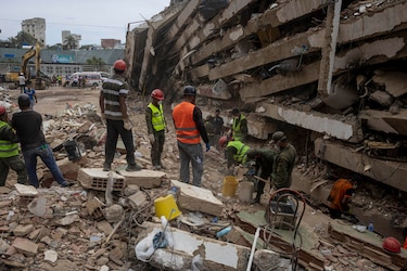 La Guaira, los intentos de recuperar cuerpos entre excavadoras y largas filas de comida
