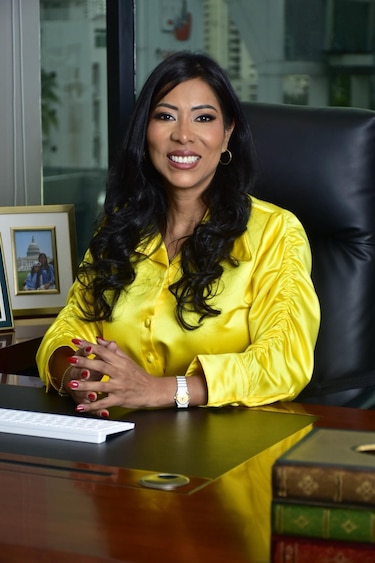 Canchas fantasmas, anticipos sin devolver y adendas millonarias: las denuncias de Pandeportes