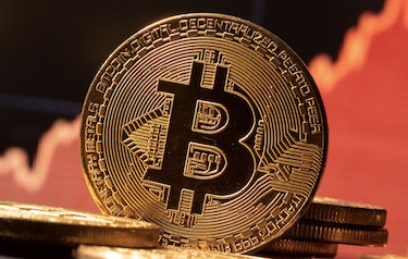 Bitcóin se recupera de caída y se acerca a los $60 mil