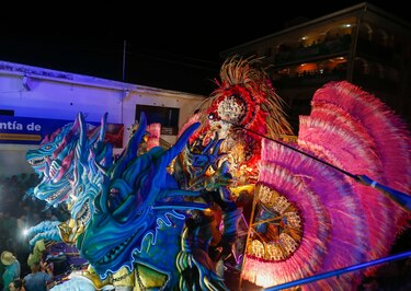 Las Reinas de Calle Arriba y Calle Abajo deslumbran en Las Tablas con un espectacular desfile