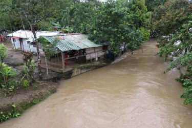 Se desbordan ríos y quebradas en la costa abajo de Colón