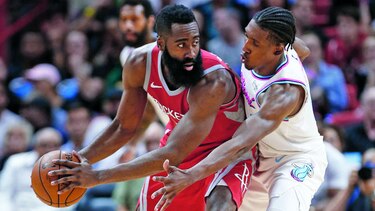 James Harden sigue como líder anotador de la NBA