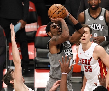 Kyrie Irving ejerce opción de 37 millones de dólares y se queda en los Nets