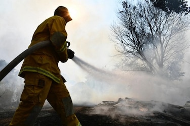 Fuertes vientos avivan los incendios forestales activos en el sur de California