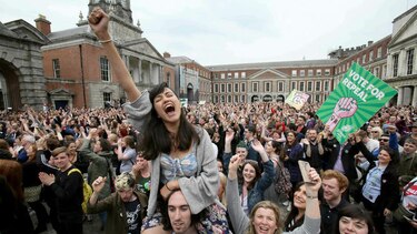 Referendo irlandés aprueba revocar prohibición del aborto