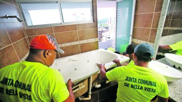 Alcaldía demuele obra ilegal en P.H. Crystal