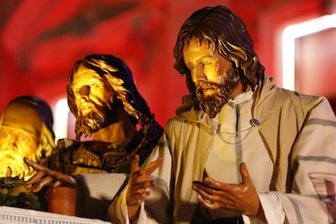 Docenas de fieles participan en la procesión de la Hermandad de la Santa Cena en el Casco Antiguo