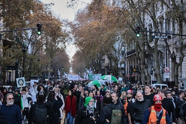 La condena a Cristina Fernández añade un cariz político a la protesta social en Argentina