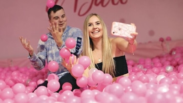Jóvenes posan en los ‘estudios para selfis’