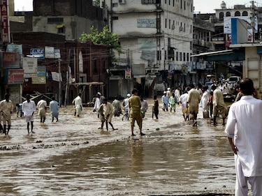 Se incrementan a más de 1,200 los fallecidos en Pakistán por las inundaciones