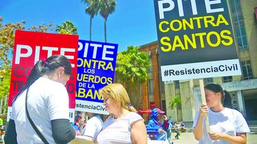 Álvaro Uribe recoge firmas en contra del acuerdo de paz