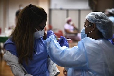 Ministra Ruiz: 12,441 profesionales de la salud recibirán segundas dosis