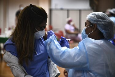 Ministra Ruiz: 12,441 profesionales de la salud recibirán segundas dosis