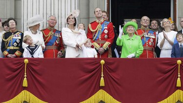 Isabel II y su familia celebran su cumpleaños 90 con desfile