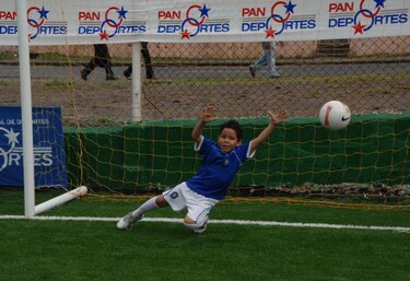 Gobierno busca constructores para 50 canchas deportivas que pagará el PAN