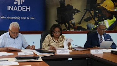 Comisión especial entrevista a los aspirantes a dirigir el Inadeh
