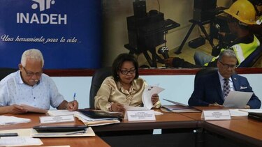 Comisión especial entrevista a los aspirantes a dirigir el Inadeh