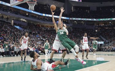 Buck y Warriors superan la ronda de los ‘playoffs’
