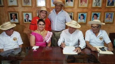 Entregan credencial a la nueva reina del Festival de la Mejorana