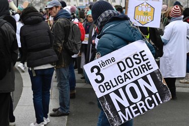 Decae la movilización contra el pasaporte de vacunación en Francia