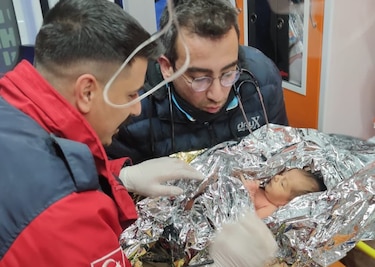 Rescatan a un bebé de diez días después de 90 horas bajo los escombros en Turquía