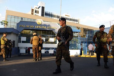 Corte Suprema de El Salvador ordena al presidente Nayib Bukele abstenerse de usar la Fuerza Armada