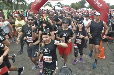 Cortés y Arias se llevan los honores en la tradicional carrera caminata  ‘Santa Race’