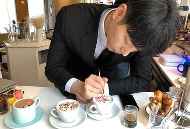 Barista surcoreano dibuja obras de arte en el café