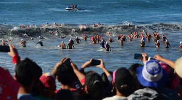 Salvadoreños nadan 21 km en mar abierto para ser guardavidas