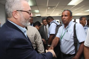 Ministro Henríquez se reúne con empleados de Mi Bus y garantiza estabilidad laboral