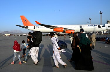 Soldados de Estados Unidos matan a hombres armados en el aeropuerto de Kabul