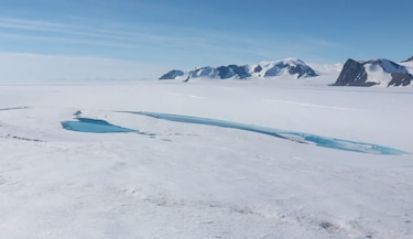 Se observa cómo el deshielo fractura masas de hielo en la Antártida