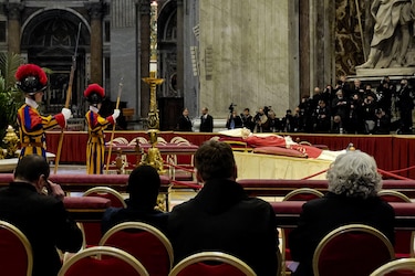Unos 65,000 fieles visitan la capilla ardiente de Benedicto XVI el primer día