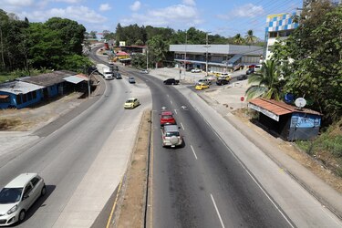 Un equipo de técnicos de avalúos recorre área de construcción de la línea 3 de Metro